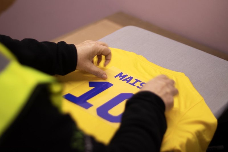 Personalised vinyl t-shirt printing